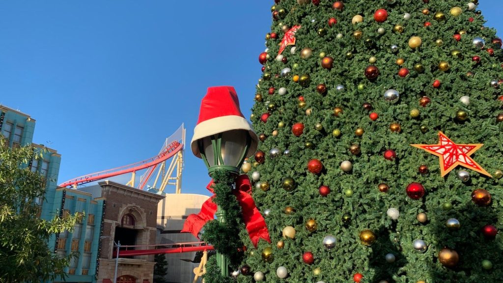 How Long Does Universal Keep the Holiday Decorations Up