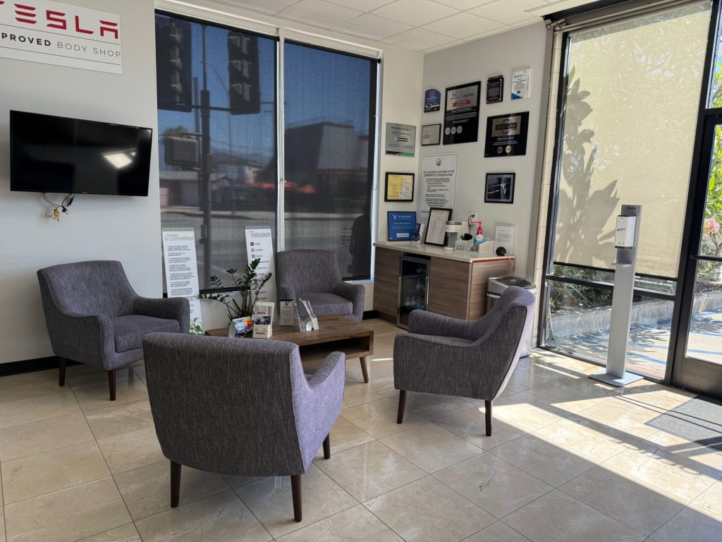 How to Decorate a Auto Body Shop Office