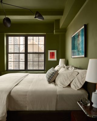 How to Decorate a Bedroom for Guys