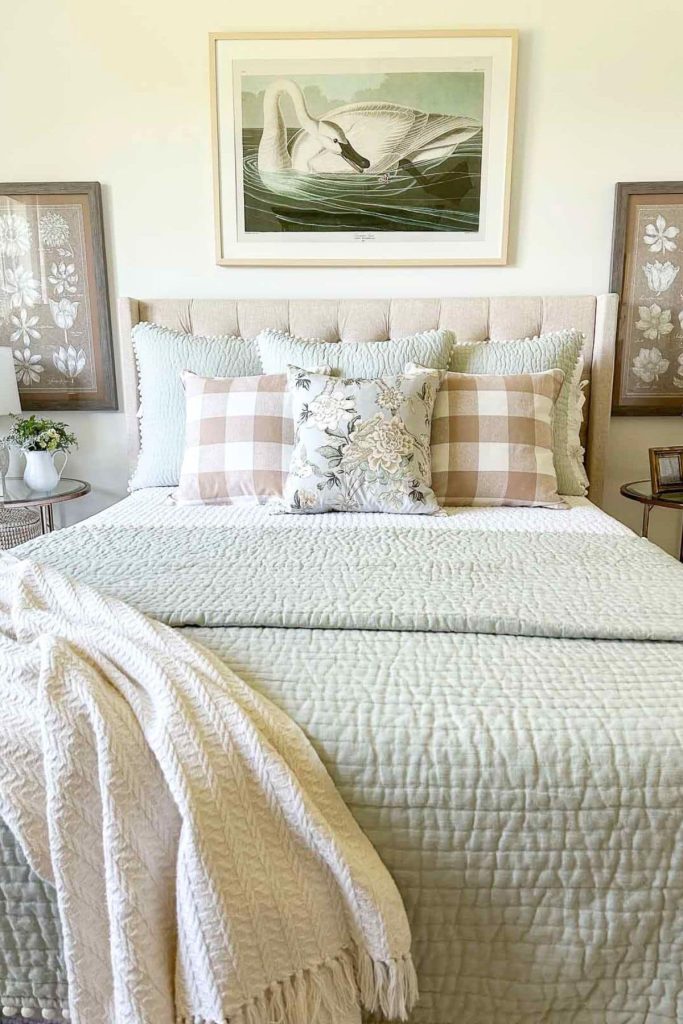 How to Decorate a Bedroom With a Quilt