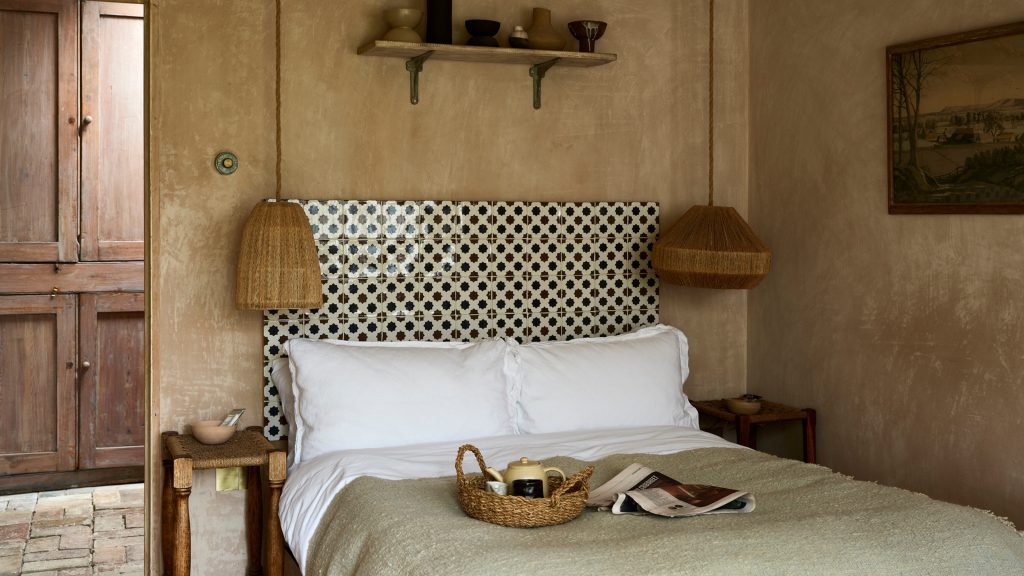 How to Decorate a Bedroom Without Headboard