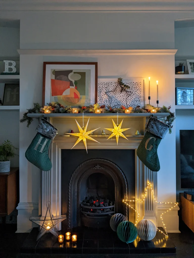How to Decorate a Fireplace Mantel With Lights