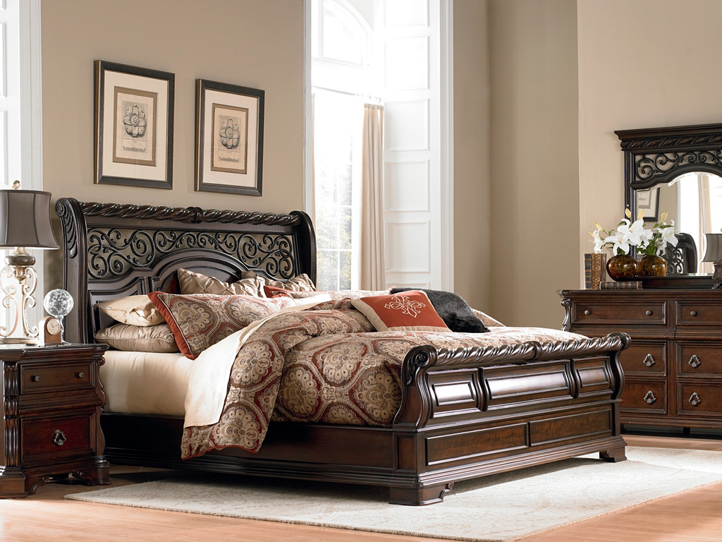 How to Decorate a Large Bedroom With a Sleigh Bed