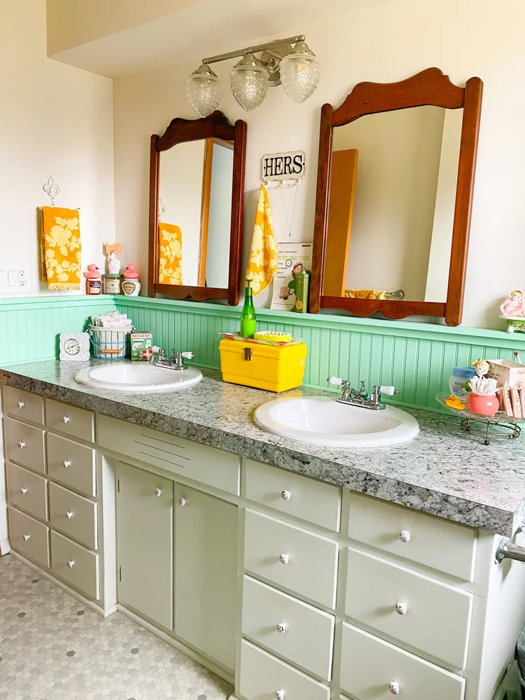 How to Decorate a Mint Green Bathroom