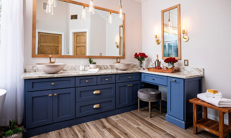 How to Decorate a Navy Blue Bathroom