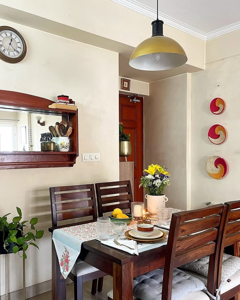 How to Decorate a Small Dining Room