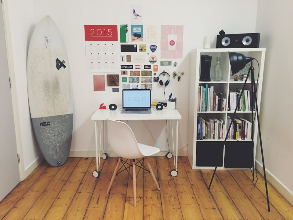 How to Decorate a Small Office Work Space