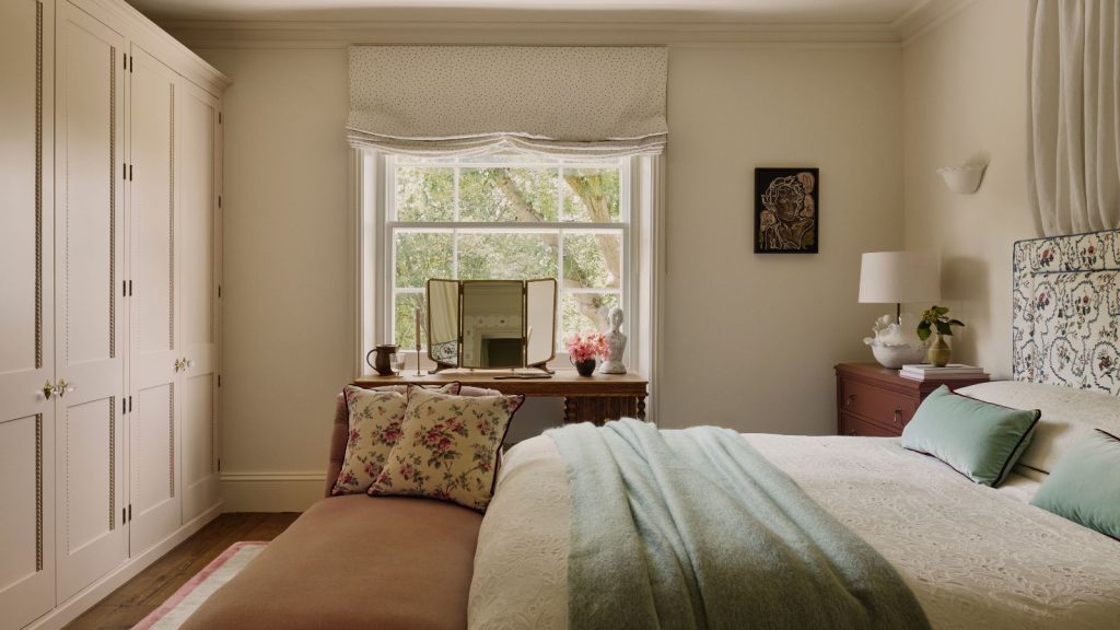 How to Decorate a Traditional Bedroom