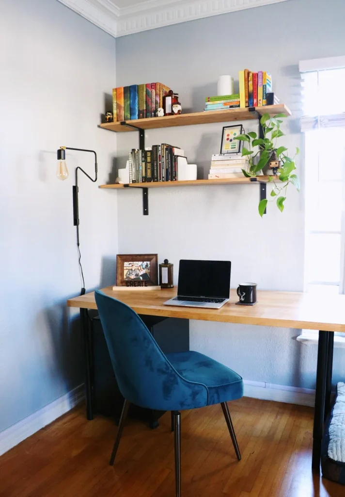 How to Decorate an Office With Metal Desk