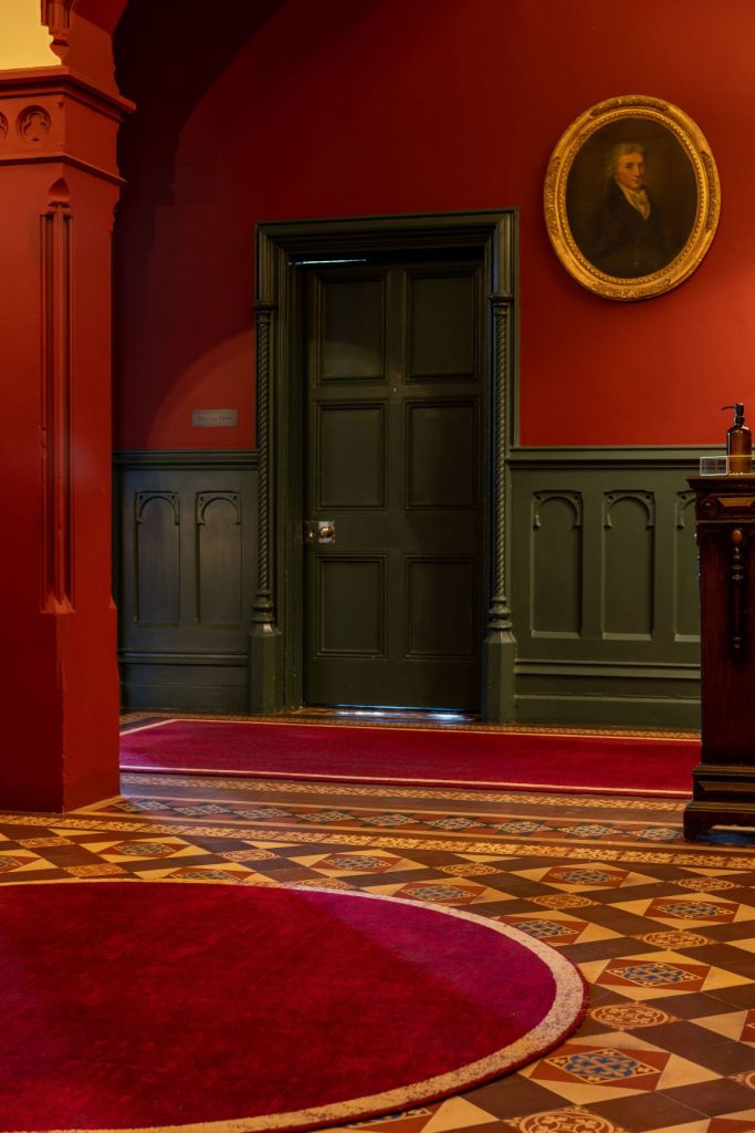 How to Decorate an Office With Red Carpet