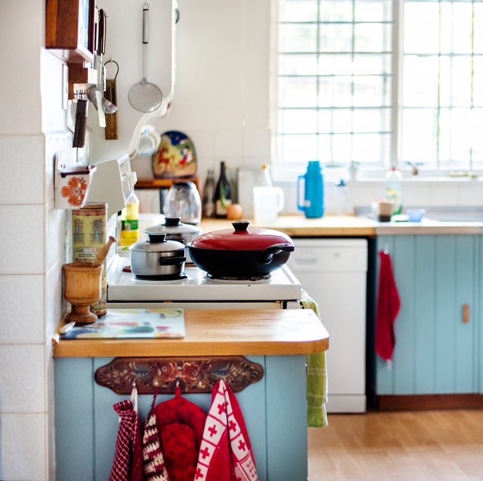 How to Decorate an Outdated Kitchen