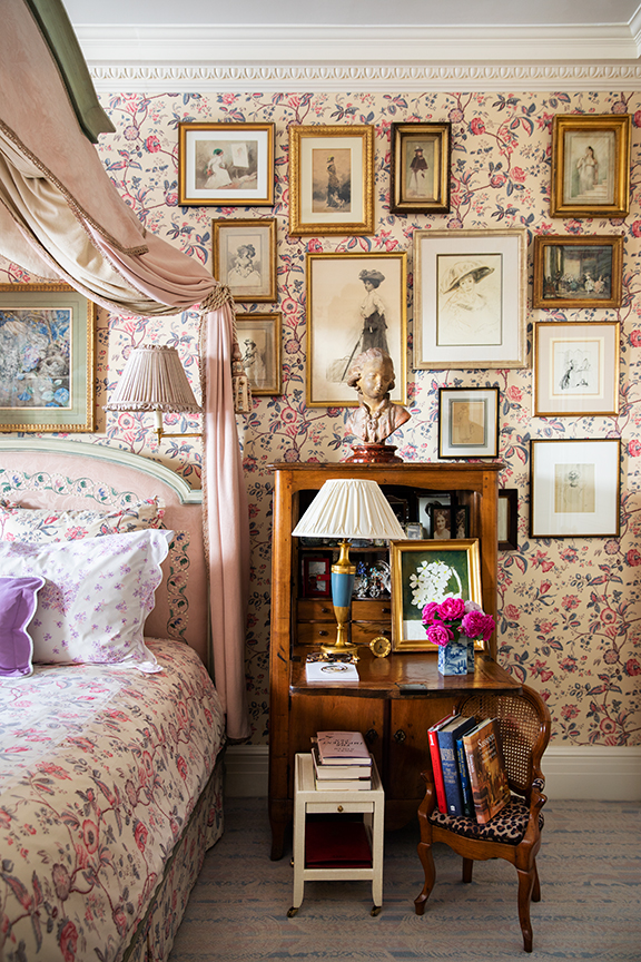 How to Decorate Bedroom Walls With Photos