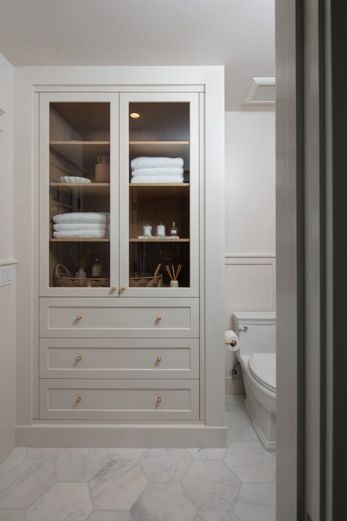 How to Decorate Cabinets in Bathroom With Glass Doors