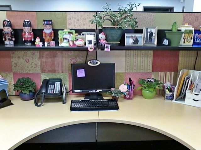 How to Decorate Cubicle in Office