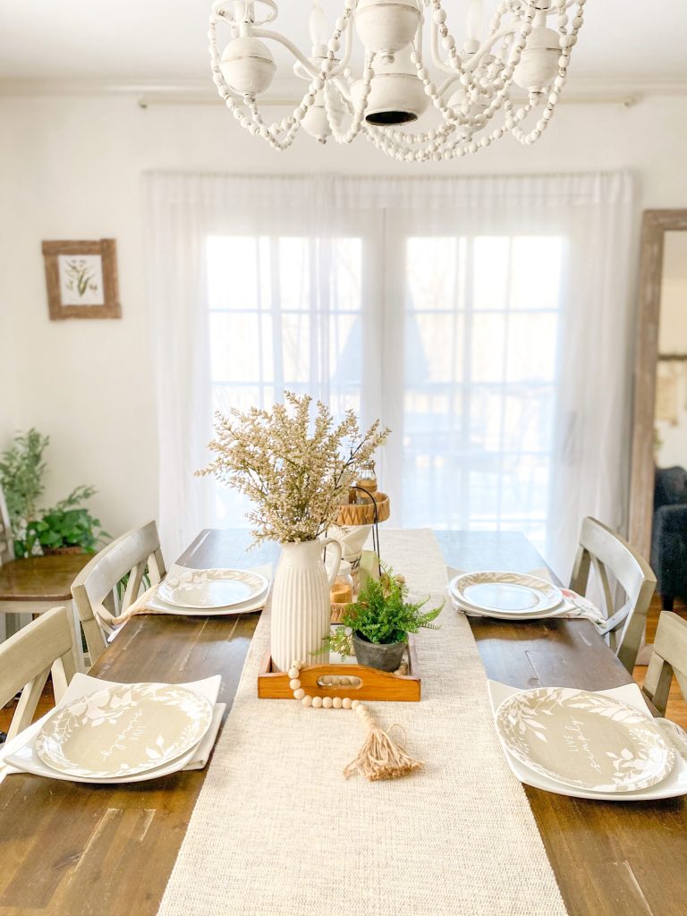 How to Decorate Dining Table With Table Runner