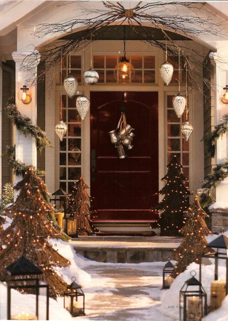 How to Decorate for Christmas Outside With Lights