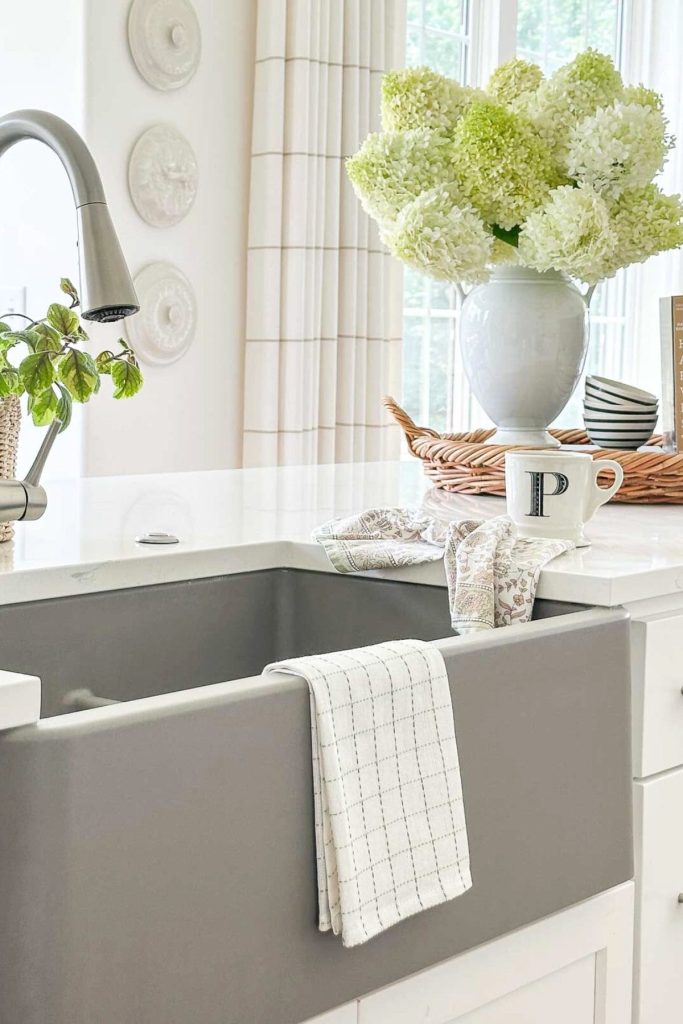How to Decorate Kitchen Island With Sink