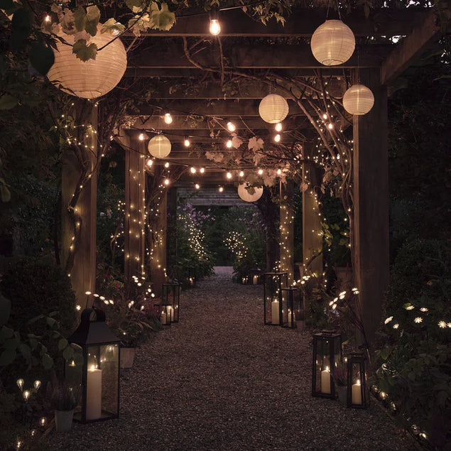 How to Decorate Outdoor Light Fixtures for Christmas
