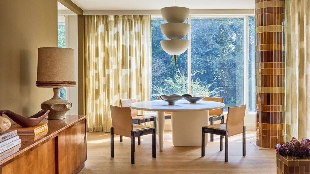How to Decorate Pillars in Living Room