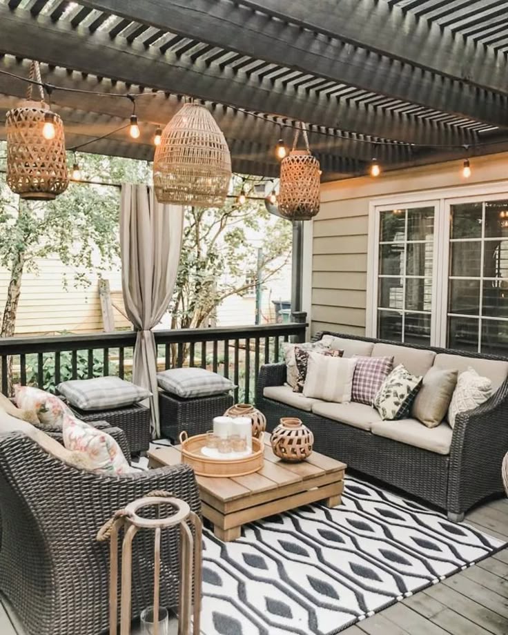 How to Decorate Screened Porch With String Lights