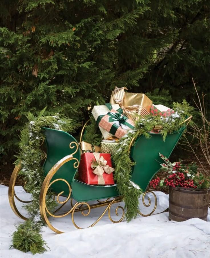 How to Decorate Sleighs for Holidays