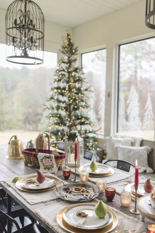 What to Decorate With on a Dining Table